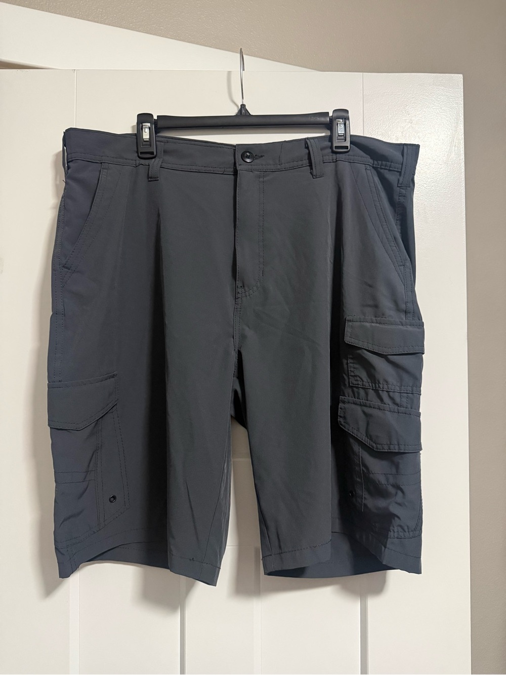 Men's Gray Cargo Shorts with Multi-Pocket Utility